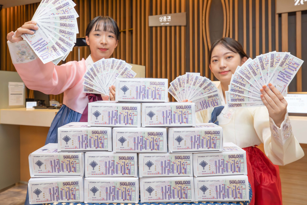 ▲14일 오전 서울 강남구에 위치한 현대백화점 무역센터점에서 직원들이 명절 상품권을 소개하고 있다. (사진제공=현대백화점)