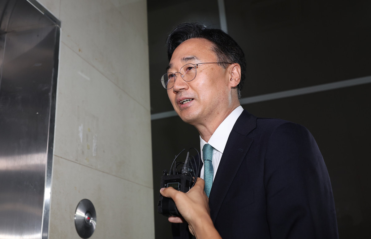 ▲신범철 전 국방부 차관이 14일 서울 서초구 순직해병특별검사팀 사무실로 출석하며 취재진 질문에 답하고 있다. (연합뉴스)