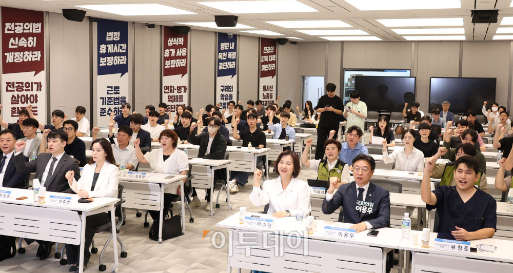 ▲14일 서울 용산구 대한의사협회 회관에서 열린 전국전공의노동조합 출범식에서 유청준(앞줄 오른쪽) 전공의노조 위원장(중앙대병원 전공의)을 비롯한 참석자들이 구호를 외치고 있다. 고이란 기자 photoeran@