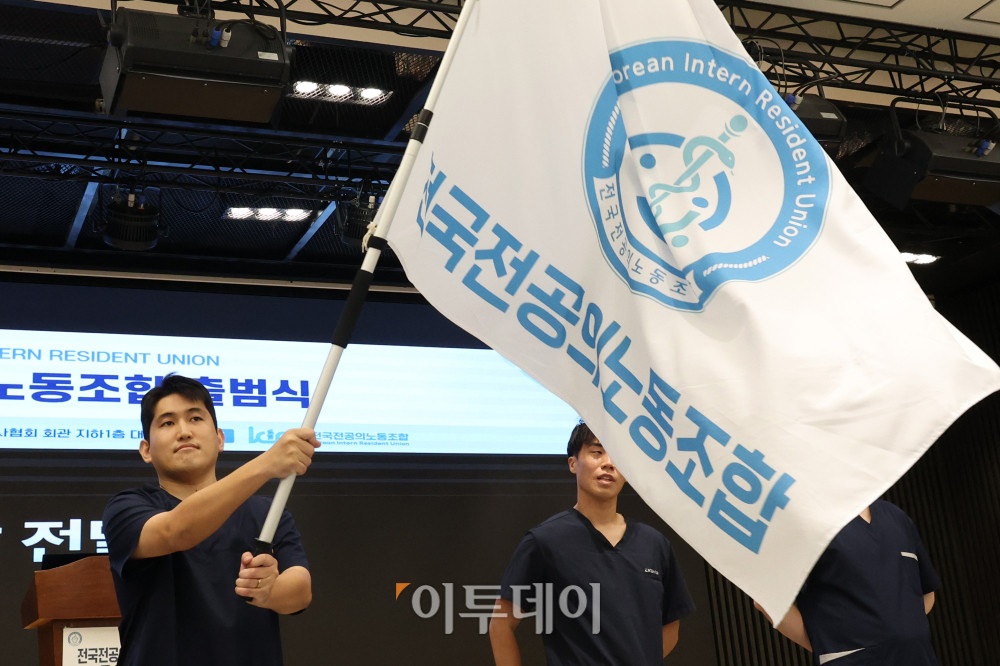 ▲14일 서울 용산구 대한의사협회 회관에서 열린 전국전공의노동조합 출범식에서 유청준 전공의노조 위원장(중앙대병원 전공의)이 깃발을 흔들고 있다. 고이란 기자 photoeran@