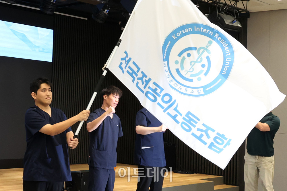 ▲14일 서울 용산구 대한의사협회 회관에서 열린 전국전공의노동조합 출범식에서 유청준 전공의노조 위원장(중앙대병원 전공의)이 깃발을 흔들고 있다. 고이란 기자 photoeran@