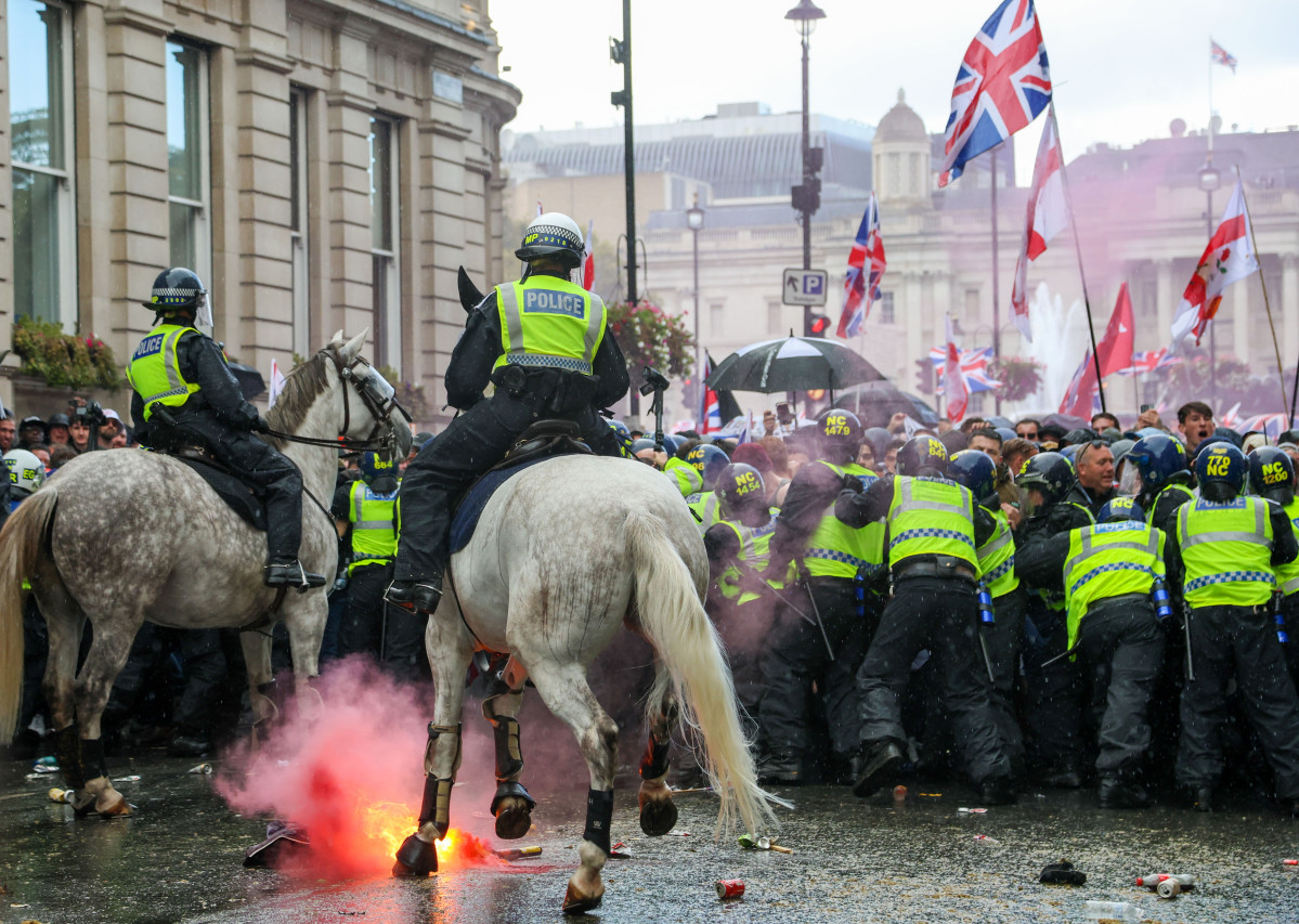 ▲13일(현지시간) 영국 런던 도심에서 진행 중인 반이민 극우 집회 참여자 일부가 경찰과 충돌하고 있다. (런던/EPA연합뉴스)