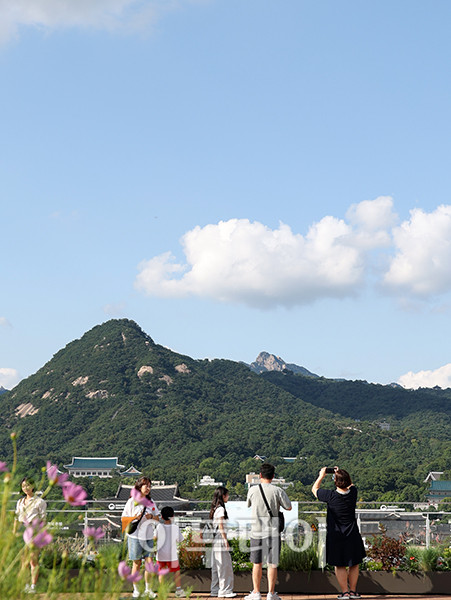 ▲완연한 가을 날씨를 보인 14일 서울 종로구 대한민국역사박물관 옥상정원에서 시민들이 푸른 하늘을 바라보고 있다. 고이란 기자 photoeran@