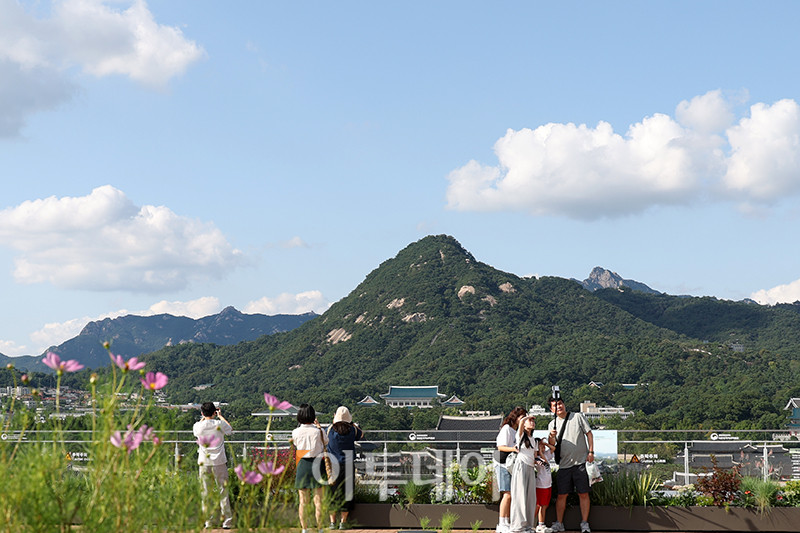 ▲완연한 가을 날씨를 보인 14일 서울 종로구 대한민국역사박물관 옥상정원에서 시민들이 푸른 하늘을 바라보고 있다. 고이란 기자 photoeran@
