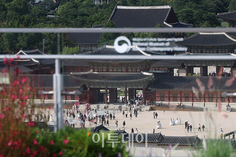 ▲완연한 가을 날씨를 보인 14일 서울 종로구 경복궁에서 관광객과 시민들이 나들이를 즐기고 있다. 고이란 기자 photoeran@
