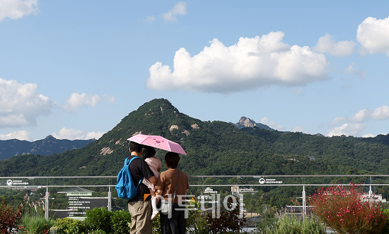 ▲완연한 가을 날씨를 보인 14일 서울 종로구 대한민국역사박물관 옥상정원에서 시민들이 푸른 하늘을 바라보고 있다. 고이란 기자 photoeran@
