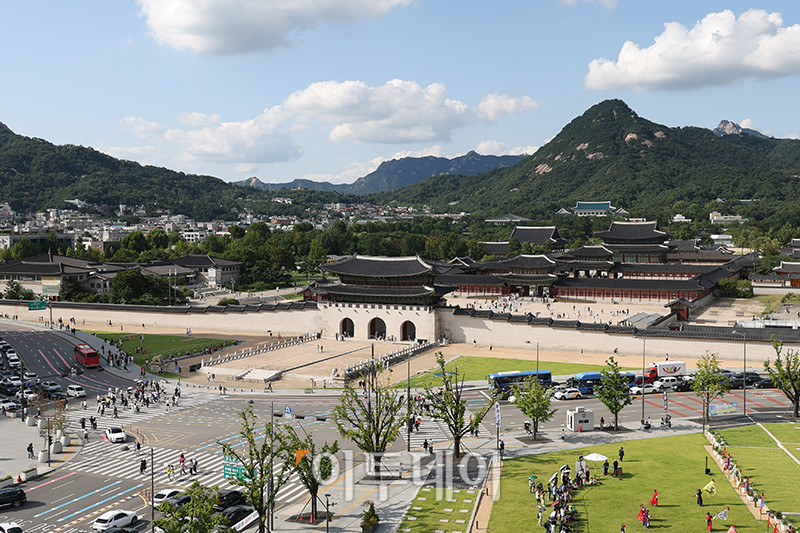 ▲완연한 가을 날씨를 보인 14일 서울 종로구 경복궁에서 관광객과 시민들이 나들이를 즐기고 있다. 고이란 기자 photoeran@