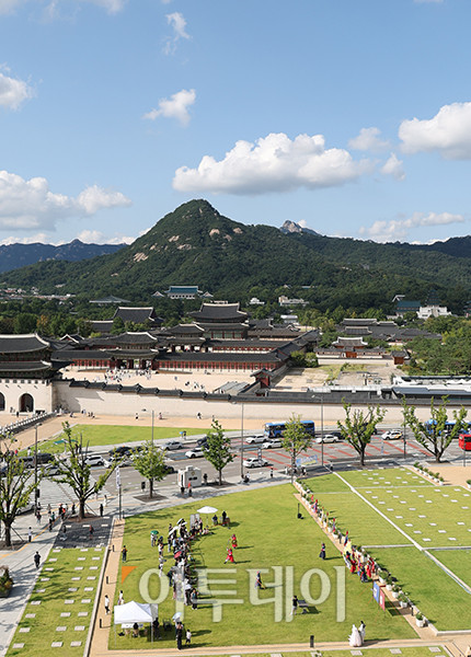 ▲완연한 가을 날씨를 보인 14일 서울 종로구 경복궁에서 관광객과 시민들이 나들이를 즐기고 있다. 고이란 기자 photoeran@