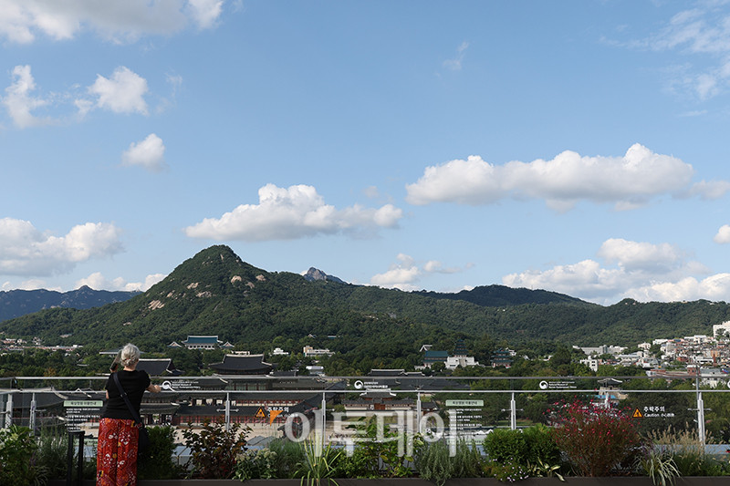 ▲완연한 가을 날씨를 보인 14일 서울 종로구 대한민국역사박물관 옥상정원에서 한 관광객이 푸른 하늘을 바라보고 있다. 고이란 기자 photoeran@