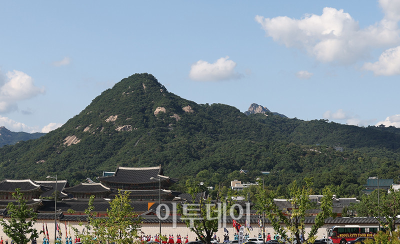 ▲완연한 가을 날씨를 보인 14일 서울 종로구 광화문 광장에서 순라군 거리행렬이 열리고 있다. 고이란 기자 photoeran@