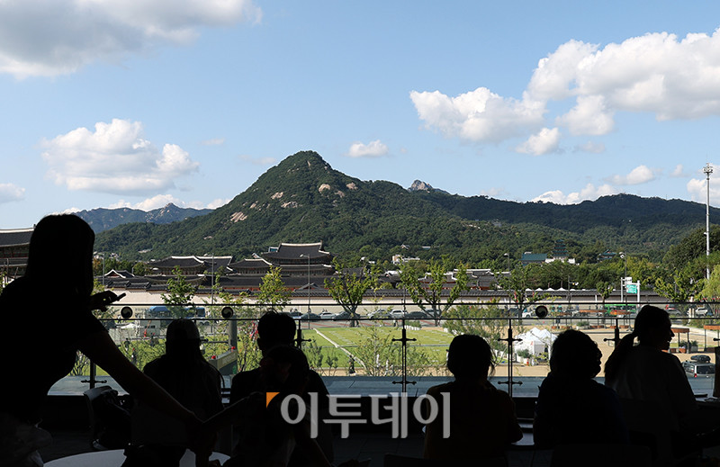 ▲완연한 가을 날씨를 보인 14일 서울 종로구 대한민국역사박물관에서 시민들이 푸른 하늘을 바라보고 있다. 고이란 기자 photoeran@