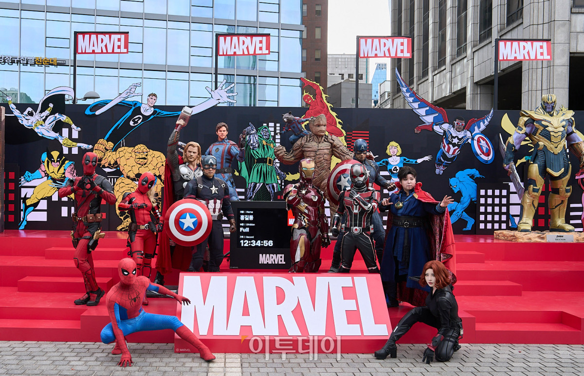 ▲14일 오전 서울광장에서 열린 ‘마블런 서울 2025’ 행사에서 마블 캐릭터 코스튬을 입은 팬들이 마블 캐릭터 스태츄가 설치된 ‘히어로의 전당’에서 포즈를 취하고 있다. 사진제공=디즈니