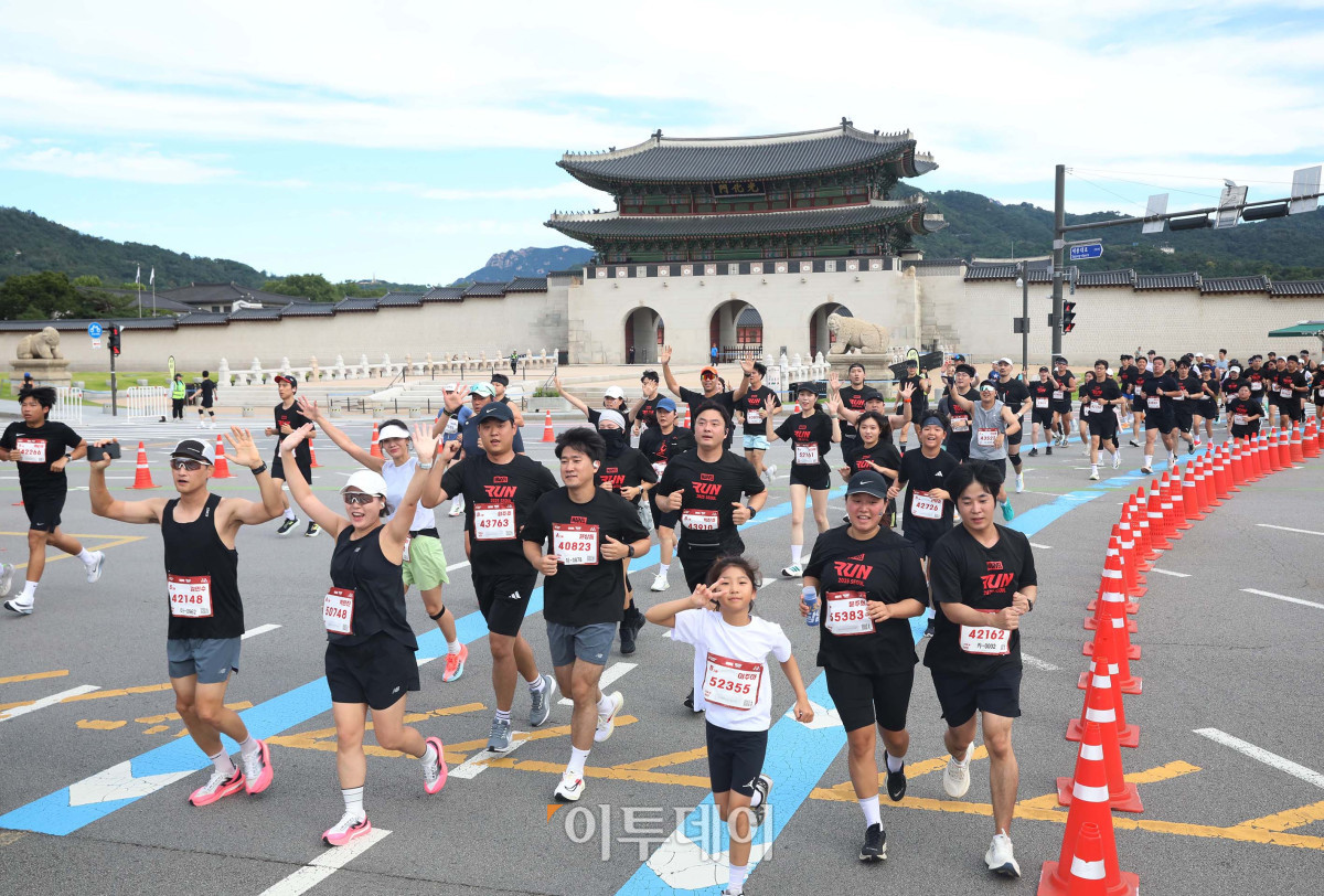 ▲14일 오전 서울광장에서 열린 ‘마블런 서울 2025’ 행사 참가자들이 서울 도심인 광화문을 지나 반환점을 향해 힘차게 달리고 있다. 사진제공=디즈니