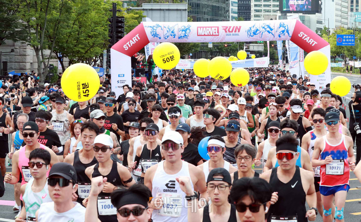 ▲14일 오전 서울광장에서 열린 ‘마블런 서울 2025’ 행사에서 참가자들이 출발선을 힘차게 통과하고 있다. 사진제공=디즈니
