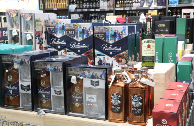 ▲이마트 추석 주류 선물세트 매대가 보이고 있다. (사진제공=이마트)