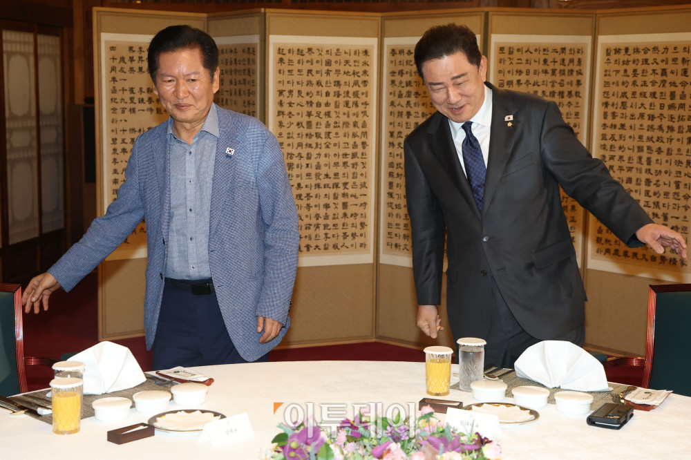 ▲정청래(왼쪽) 더불어민주당 대표와 김병기 원내대표가 14일 서울 종로구 삼청동 국무총리 공관에서 열린 당정대 고위급 만찬 회동에 참석하고 있다. 고이란 기자 photoeran@