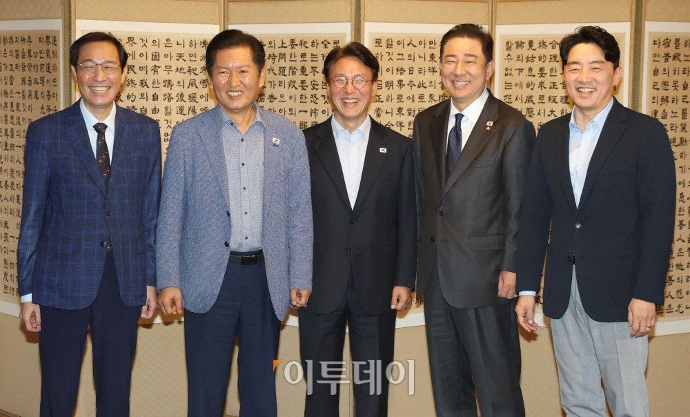 ▲우상호(왼쪽부터) 정무수석, 정청래 더불어민주당 대표, 김민석 국무총리, 김병기 원내대표, 강훈식 대통령 비서실장이 14일 서울 종로구 삼청동 국무총리 공관에서 열린 당정대 고위급 만찬 회동에서 기념촬영을 하고 있다. 고이란 기자 photoeran@