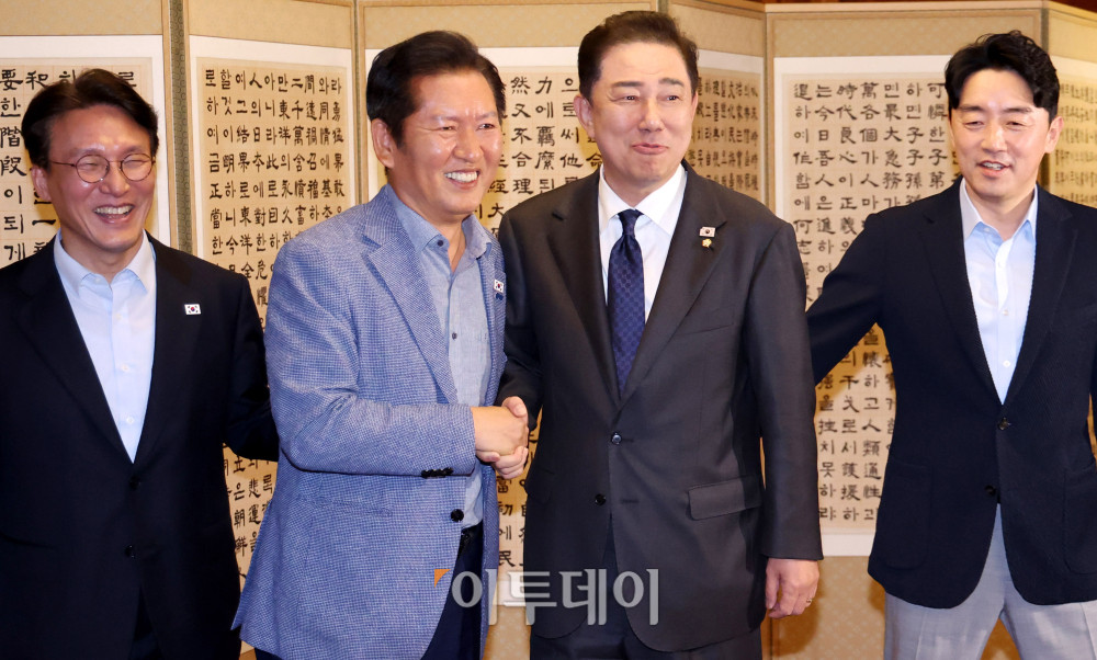 ▲정청래 더불어민주당 대표와 김병기 원내대표가 14일 서울 종로구 삼청동 국무총리 공관에서 열린 당정대 고위급 만찬 회동에서 기념촬영을 마친 후 손을 잡고 있다. 왼쪽부터 김민석 국무총리, 정 대표, 김 원내대표, 강훈식 대통령 비서실장. 고이란 기자 photoeran@