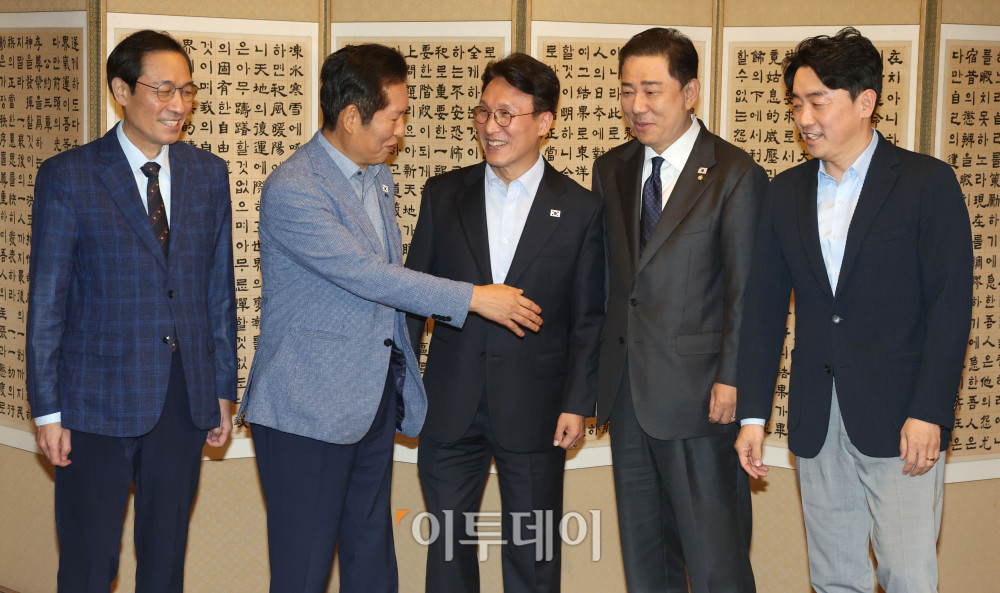 ▲정청래 더불어민주당 대표가 14일 서울 종로구 삼청동 총리 공관에서 열린 당정대 고위급 만찬 회동에서 기념촬영을 마친뒤 악수하기 위해 김병기 원내대표에게 손을 내밀고 있다. 왼쪽부터 우상호 정무수석, 정 대표, 김민석 국무총리, 김 원내대표, 강훈식 대통령 비서실장. 고이란 기자 photoeran@