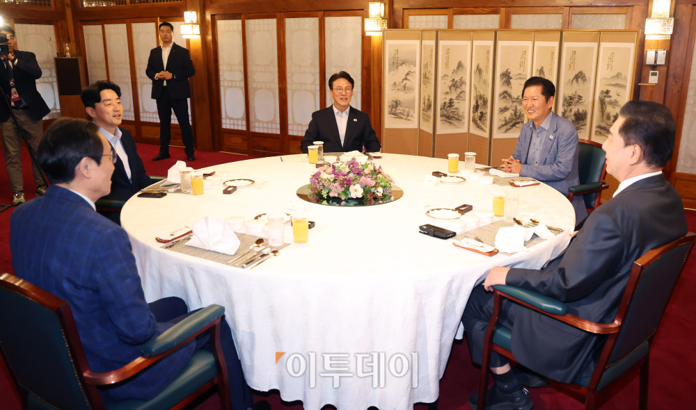 ▲14일 서울 종로구 삼청동 국무총리 공관에서 열린 당정대 고위급 만찬 회동에서 참석자들이 환담을 하고 있다. 왼쪽부터 시계방향으로 강훈식 대통령 비서실장, 김민석 국무총리,정청래 더불어민주당 대표, 김병기 원내대표, 우상호 정무수석. 고이란 기자 photoeran@