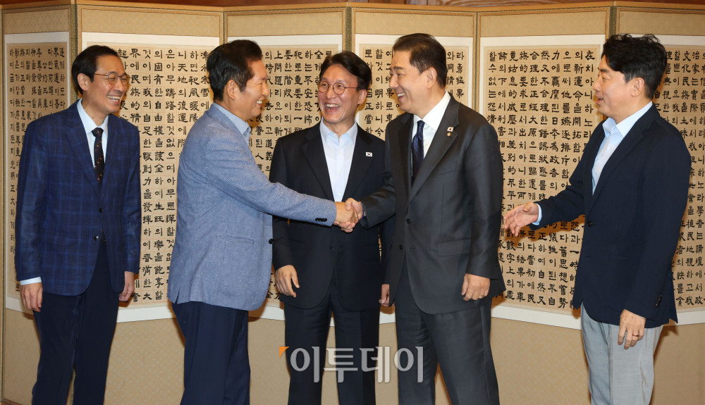 ▲정청래 더불어민주당 대표와 김병기 원내대표가 14일 서울 종로구 삼청동 국무총리 공관에서 열린 당정대 고위급 만찬 회동에서 기념촬영을 마친 후 손을 잡고 있다. 왼쪽부터 우상호 정무수석, 정 대표, 김민석 국무총리, 김 원내대표, 강훈식 대통령 비서실장. 고이란 기자 photoeran@