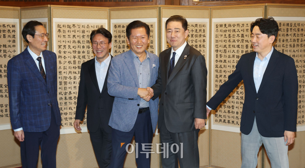 ▲정청래 더불어민주당 대표와 김병기 원내대표가 14일 서울 종로구 삼청동 국무총리 공관에서 열린 당정대 고위급 만찬 회동에서 기념촬영을 마친 후 손을 잡고 있다. 왼쪽부터 우상호 정무수석, 김민석 국무총리, 정 대표, 김 원내대표, 강훈식 대통령 비서실장. 고이란 기자 photoeran@