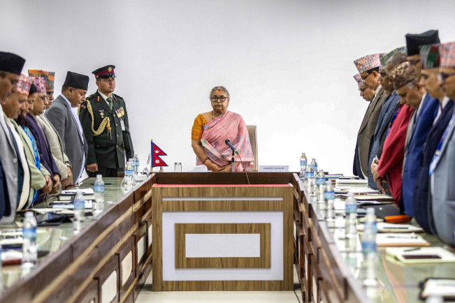 ▲14일(현지시간) 네팔의 수실라 카르키 임시 총리(가운데)가 네팔 수도 카트만두 총리 청사에서 열린 첫 정부 회의에서 시위로 인해 사망한 사람들을 위해 묵념을 하고 있다. (AFP연합뉴스)