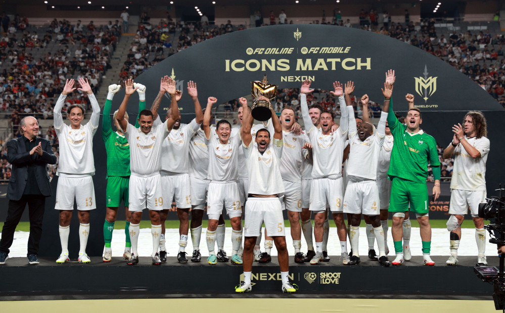 ▲14일 서울월드컵경기장에서 열린 2025 넥슨 아이콘 매치. 승리를 거둔 실드팀 선수들이 시상식에서 환호하고 있다. (연합뉴스)
