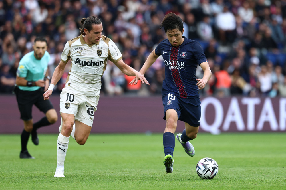 ▲14일(현지시간) 프랑스 프로축구 리그1 경기에서 파리 생제르맹(PSG)의 한국인 미드필더 19번 이강인(오른쪽)이 랑스의 프랑스 공격수 10번 플로리안 토뱅과 볼 다툼을 벌이고 있다. (AFP/연합뉴스)