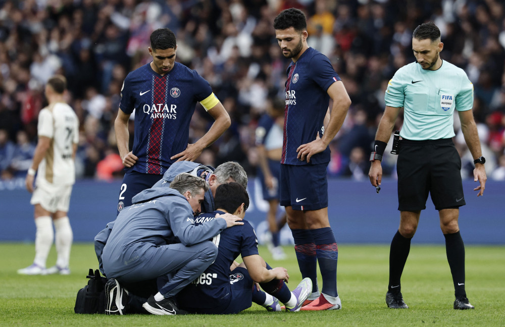 ▲프랑스 파리 파르크 데 프랭스에서 열린 14일(현지시간) 프랑스 리그1 파리 생제르맹(PSG)과 RC 랑스의 경기에서, 파리 생제르맹의 이강인이 부상으로 의료진의 치료를 받고 있다. (로이터/연합뉴스)
