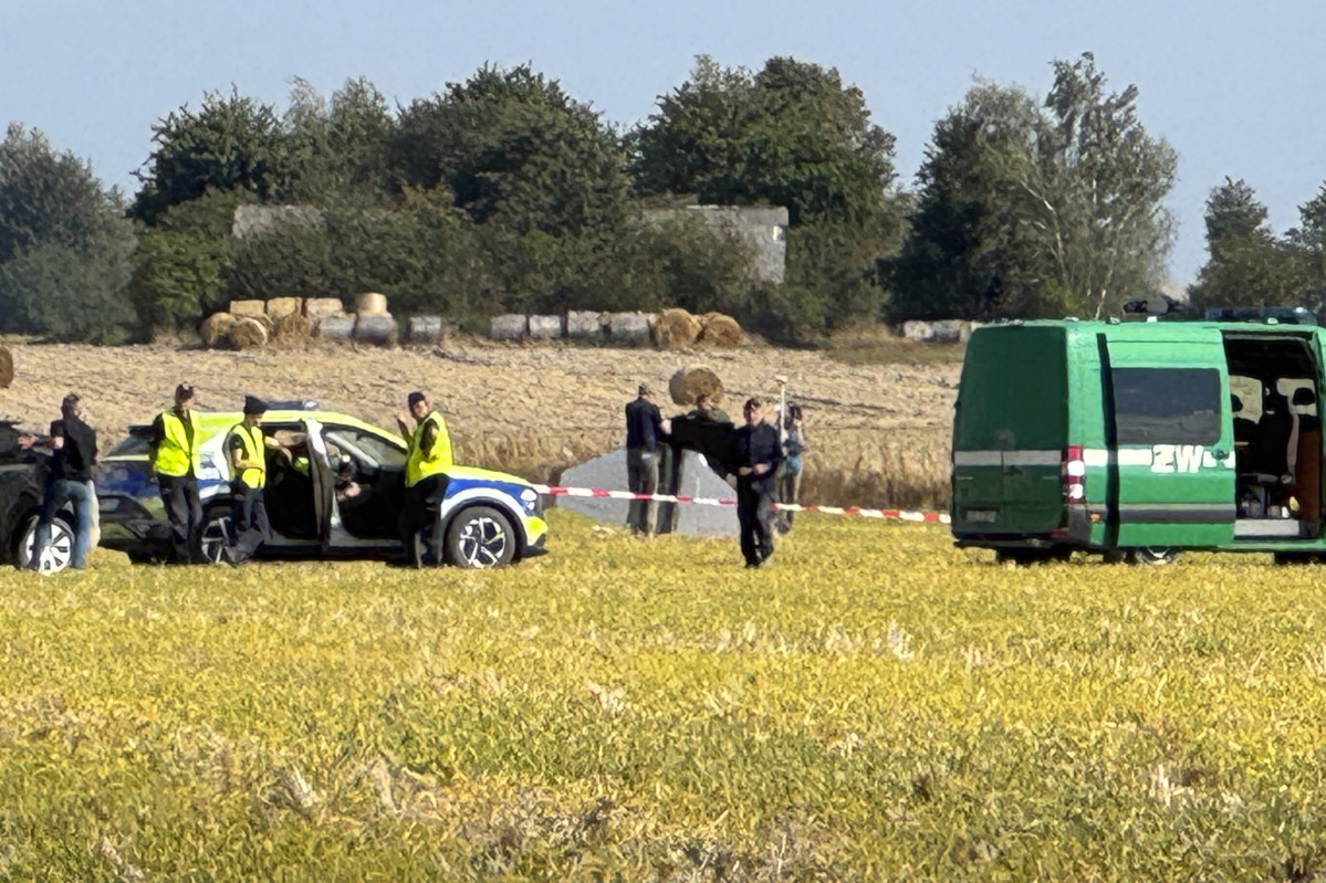 ▲10일(현지시간) 폴란드 보힌에서 경찰과 헌병이 격추된 러시아 드론 잔해를 조사하고 있다.  (보힌(폴란드)/AP뉴시스)