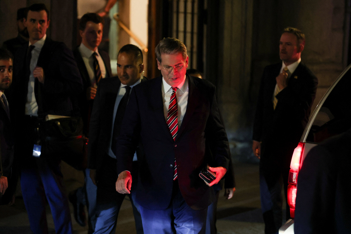 ▲스콧 베선트 미국 재무장관이 14일(현지시간) 스페인 마드리드에서 회담을 마치고 떠나고 있다.  (마드리드/로이터연합뉴스)