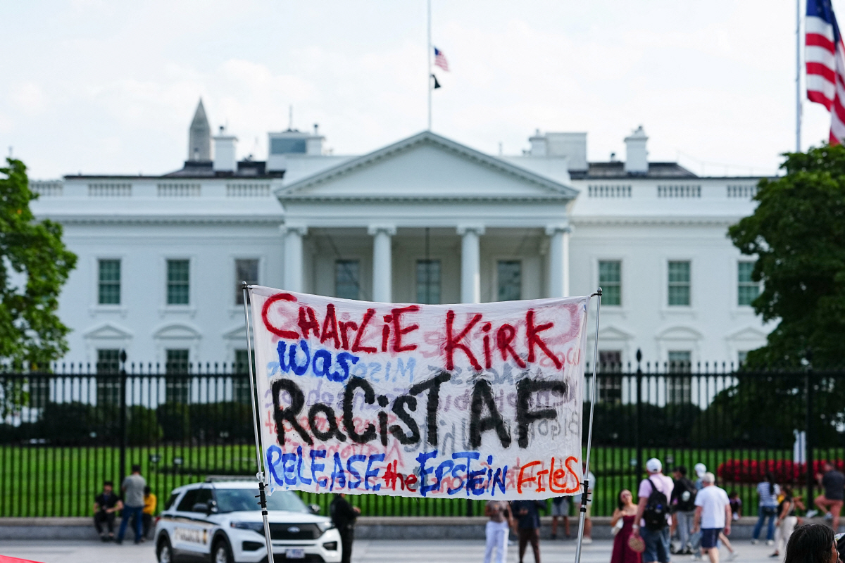 ▲백악관 앞에 14일(현지시간) 피살된 찰리 커크를 비판하는 걸개가 걸려 있다. 워싱턴D.C./로이터연합뉴스