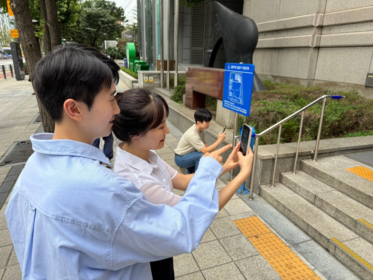 ▲SK이노베이션 계열 구성원들이 지난 14일 로드메이커 활동에 참여해 사진을 촬영하고 있다. (SK이노베이션)