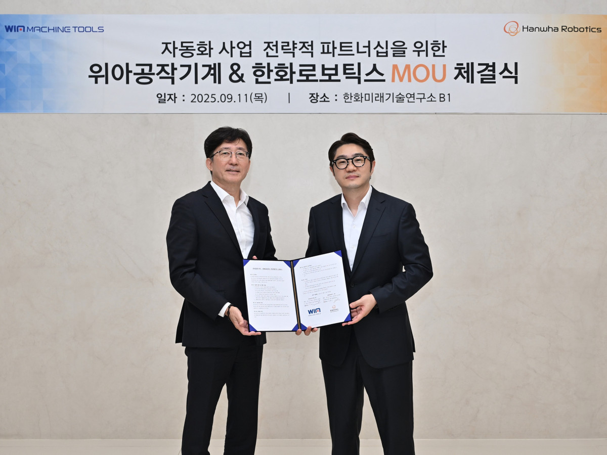 ▲정병찬 한화로보틱스 대표이사(오른쪽)와 주재진 위아공작기계 대표이사(왼쪽)가MOU 체결식에서 기념사진을 찍고 있다. (한화로보틱스)