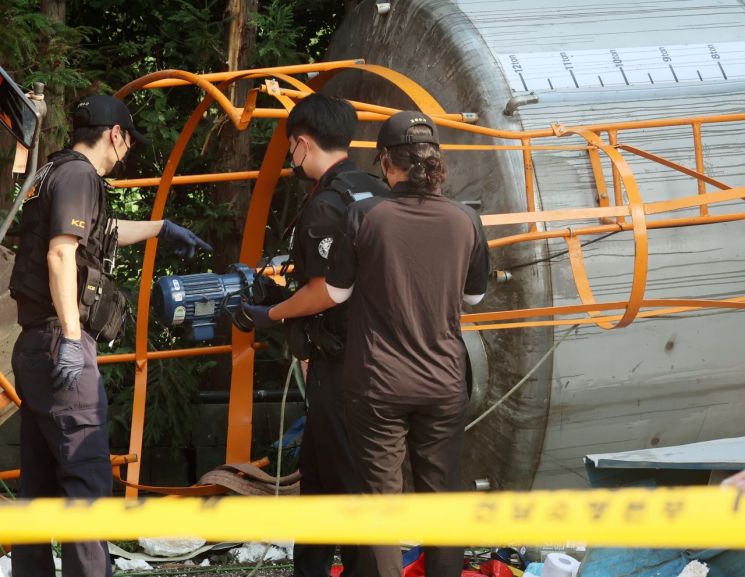 ▲전남 순천시 한 레미콘공장에서 간이탱크 청소작업 중이던 작업자들이 의식 불명 상태에 빠지는 사고가 발생했다. 경찰과학수사대가 현장 조사하고 있다. (사진제공=연합뉴스)