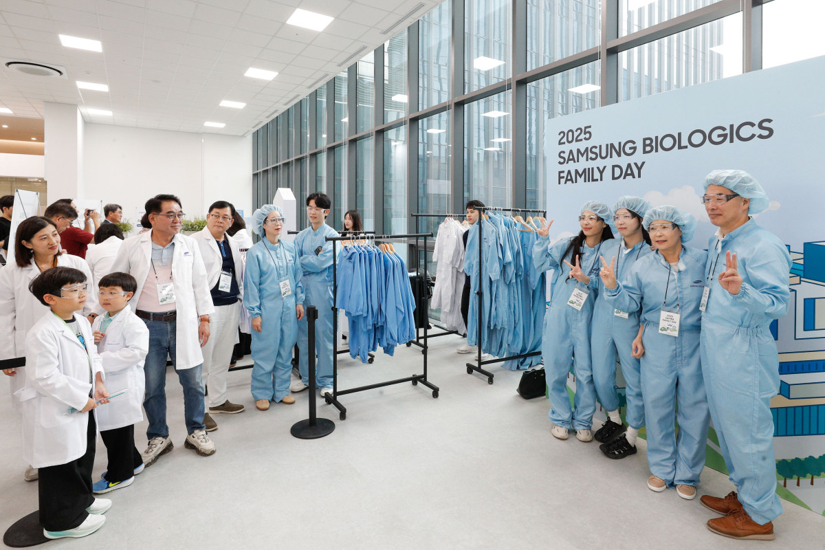 ▲인천 송도국제도시에서 열린 2025 삼성바이오로직스 가족초청행사에 참석한 임직원과 가족들이 가운 입기 체험을 진행하고 있다. (사진제공=삼성바이오로직스)