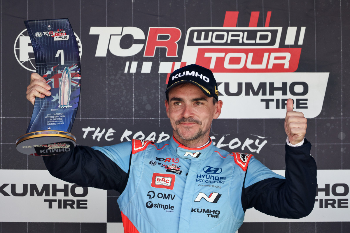 ▲노버트 미첼리즈 선수가 12일~14일(현지시간) 열린 '2025 TCR 월드투어' 5라운드 호주 대회 첫번째 레이스에서 우승을 차지하고 포디움에서 기뻐하는 모습. (사진=현대차)