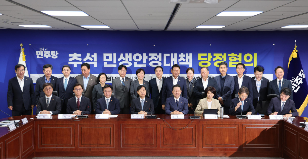 ▲김병기 더불어민주당 원내대표, 구윤철 부총리 겸 기획재정부 장관 등 당-정부 참석자들이 15일 오전 서울 여의도 국회 의원회관에서 열린 추석 민생안정대책 당정협의에서 기념촬영을 하고 있다. 2025.09.15. (뉴시스)