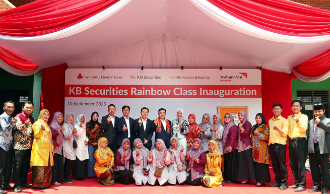 ▲이달 10일 인도네시아 알 라흐마 사립학교에서 김성현(왼쪽 열 한번째) KB증권 대표 및 임직원들이 학교 관계자들과 함께 KB증권 ‘무지개교실’ 완공식을 진행하며 기념촬영을 하고 있다. (제공=KB증권)