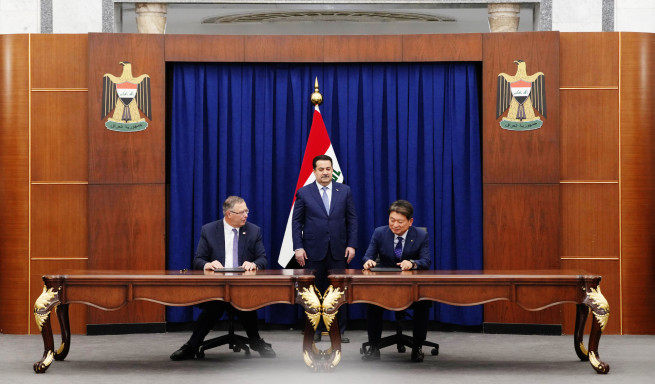 ▲14일(현지 시간) 이라크 총리실에서 열린 계약 서명식에서 패트릭 푸얀 토탈에너지스 CEO(왼쪽)와 류성안 현대건설 플랜트사업본부장(오른쪽)이 이라크 모하메드 시아 알수다니 총리(가운데)가 지켜보는 가운데 계약을 체결하고 있다. (사진제공=현대건설)