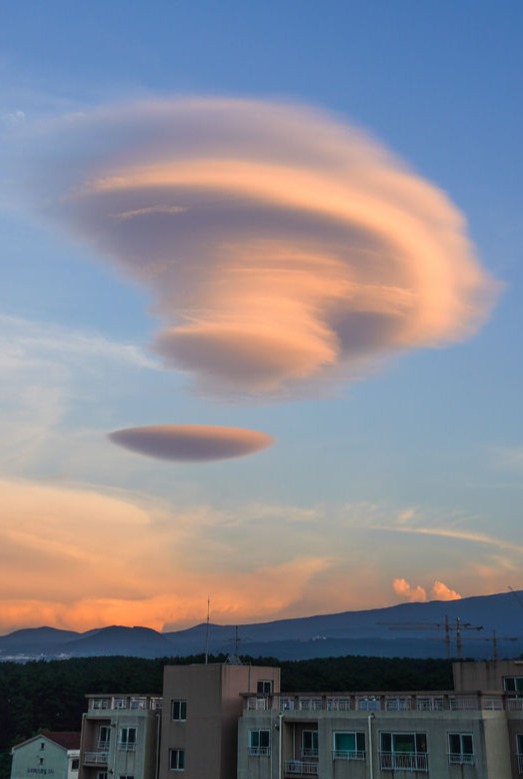 ▲제주시 오라동에서 바라본 남동쪽 하늘에 렌즈구름이 떠올랐다.  (사진제공=뉴시스)