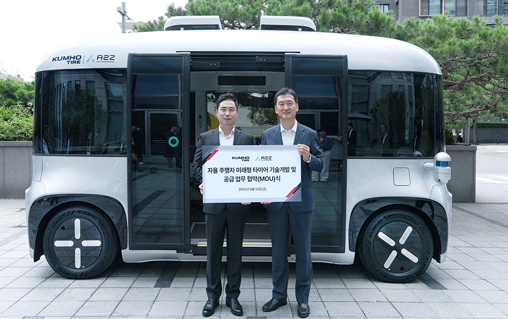 ▲12일 서울 광화문에 위치한 금호타이어 본사 광장에서, 에이투지의 자율주행차 ‘로이(ROii) 앞에서 금호타이어 정일택 사장(오른쪽)과 에이투지 한지형 대표(왼쪽)가 포즈를 취하고 있다. (사진=금호타이어)