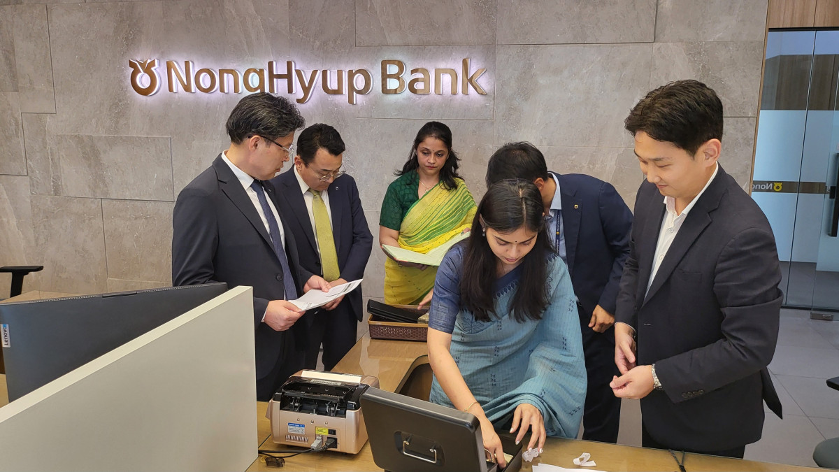 ▲농협은행 이청훈 글로벌사업부문 부행장이 인도 노이다 지점을 방문하여 직접 시재검사를 하고 있다. (사진제공=NH농협은행)