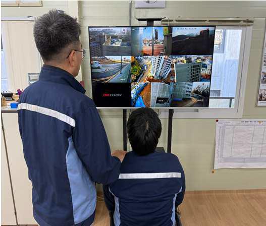 ▲현장 근로자들이 건설현장 CCTV 모니터링을 진행하고 있다.  (사진제공=LH)