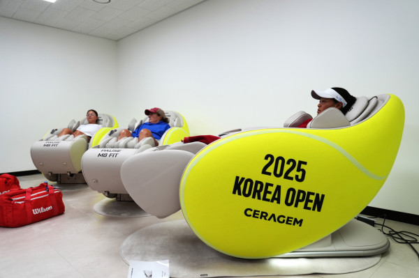 ▲국제 여자 프로 테니스 대회 'WTA 500 코리아오픈 2025' 출전 선수들이 현장에 설치된 세라젬 파우제 M8 Fit을 체험하고 있다. (사진제공=세라젬 )
