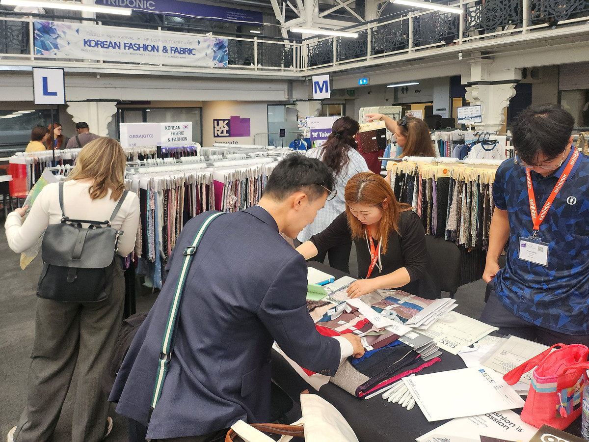 ▲경기섬유마케팅센터 공동관에서 경기도 기업 관계자들이 유럽 바이어와 상담하고 있다. (경기도경제과학진흥원)