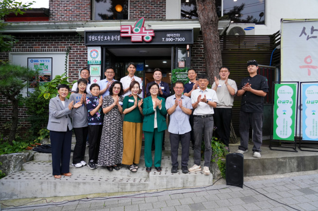 ▲이순희 강북구청장이 9월 12일 스마트팜 협력매장 현판식에 참석한 관계자들과 함께 기념사진을 찍고 있다. (사진제공=강북구)