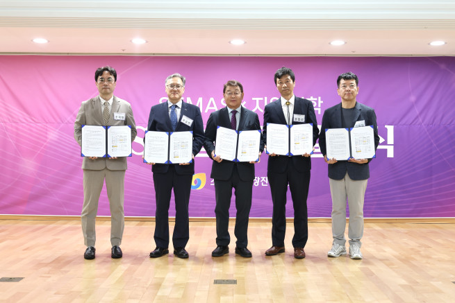 ▲'소진공x지역대학 RISE 협의체'가 출범식을 가졌다. 왼쪽부터 조재형 부산외국어대 교수, 우승한 국립한밭대 교수, 박성효 소상공인시장진흥공단 이사장, 윤협상 대구가톨릭대 교수, 김승일 중앙대 학장. (사진제공=소상공인시장진흥공단)