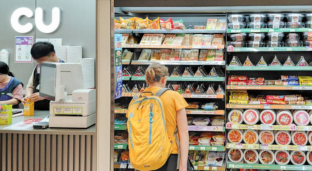▲외국인이 삼각김밥 제품을 살펴보고 있다. (사진제공=BGF리테일)